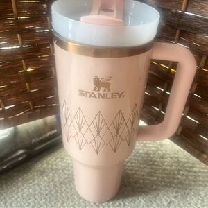 49oz HYDROFLASK AND STANLEY SWIPE TO SEE